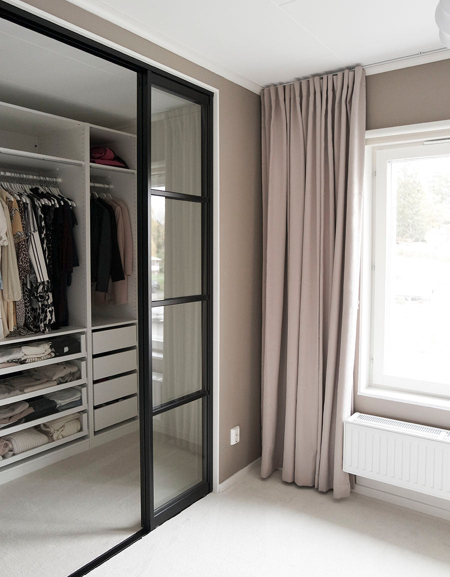 Beiga gardin i walk in closet