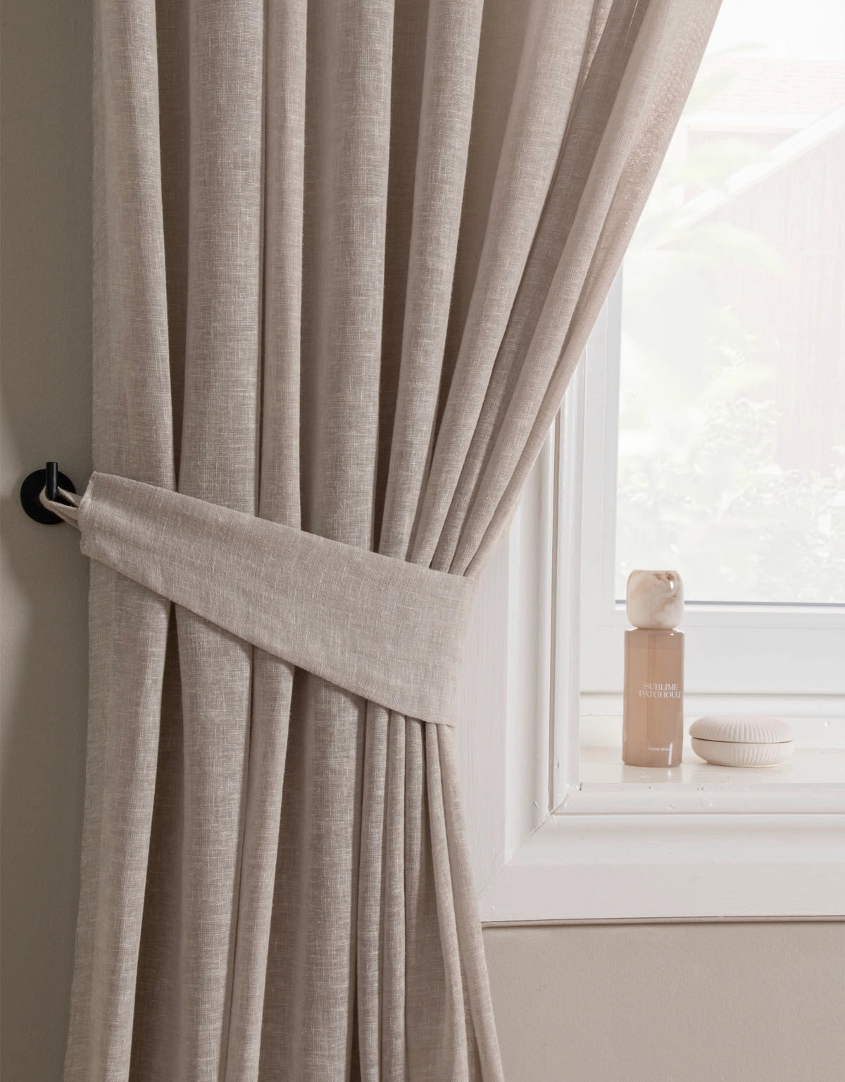 Beige gardin med matchande gardinomtag