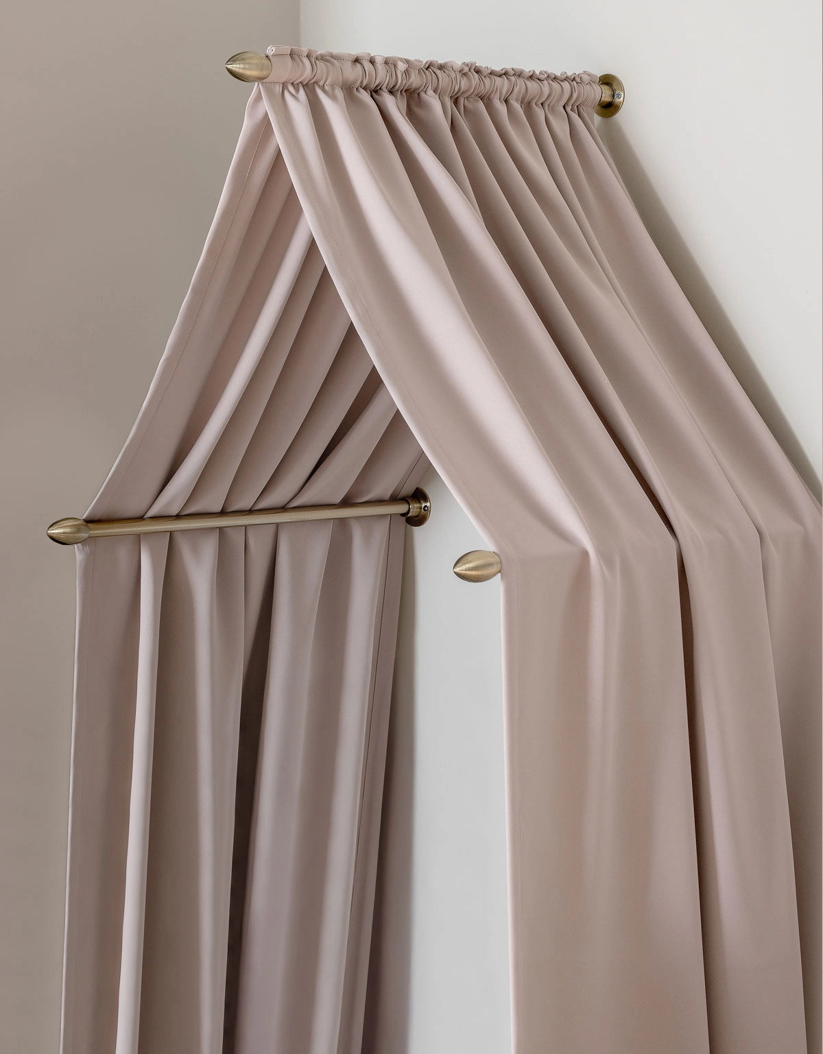 Beige sänghimmel med stänger i antikmässing