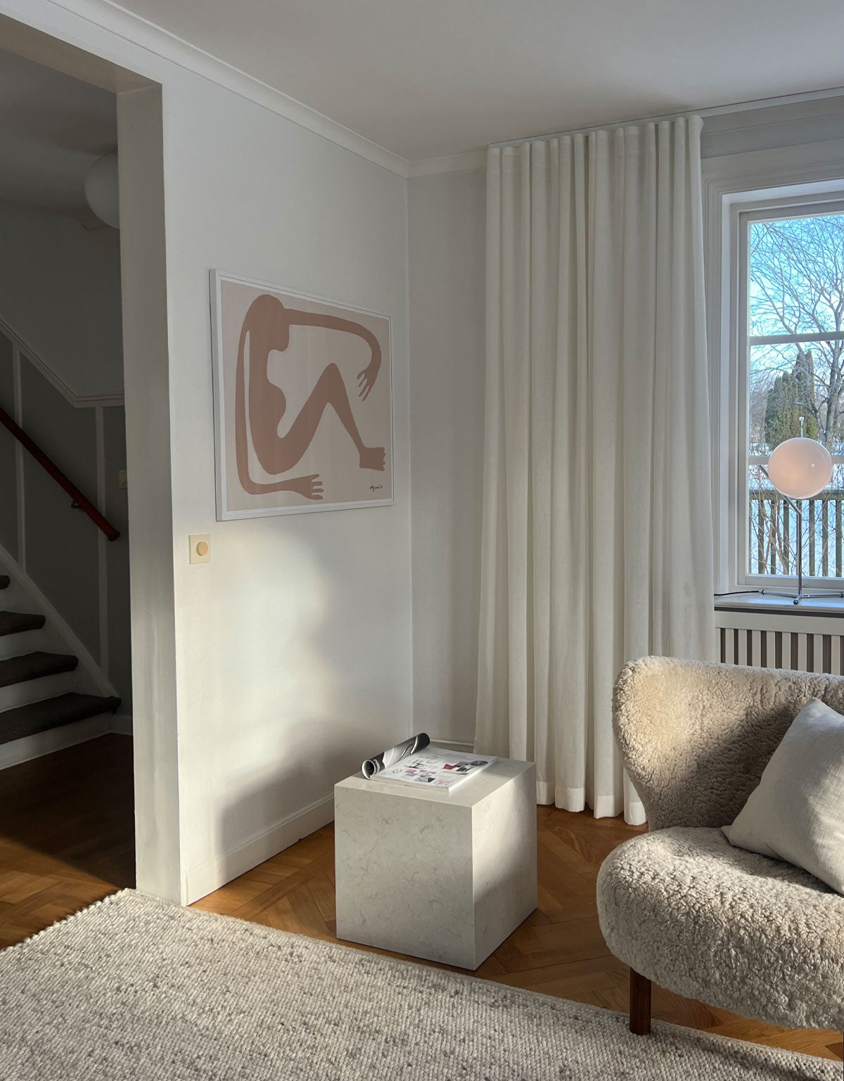 Vit gardin i linneblandning i vitt vardagsrum