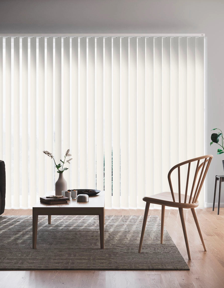 Beige mörkläggande lamellgardin