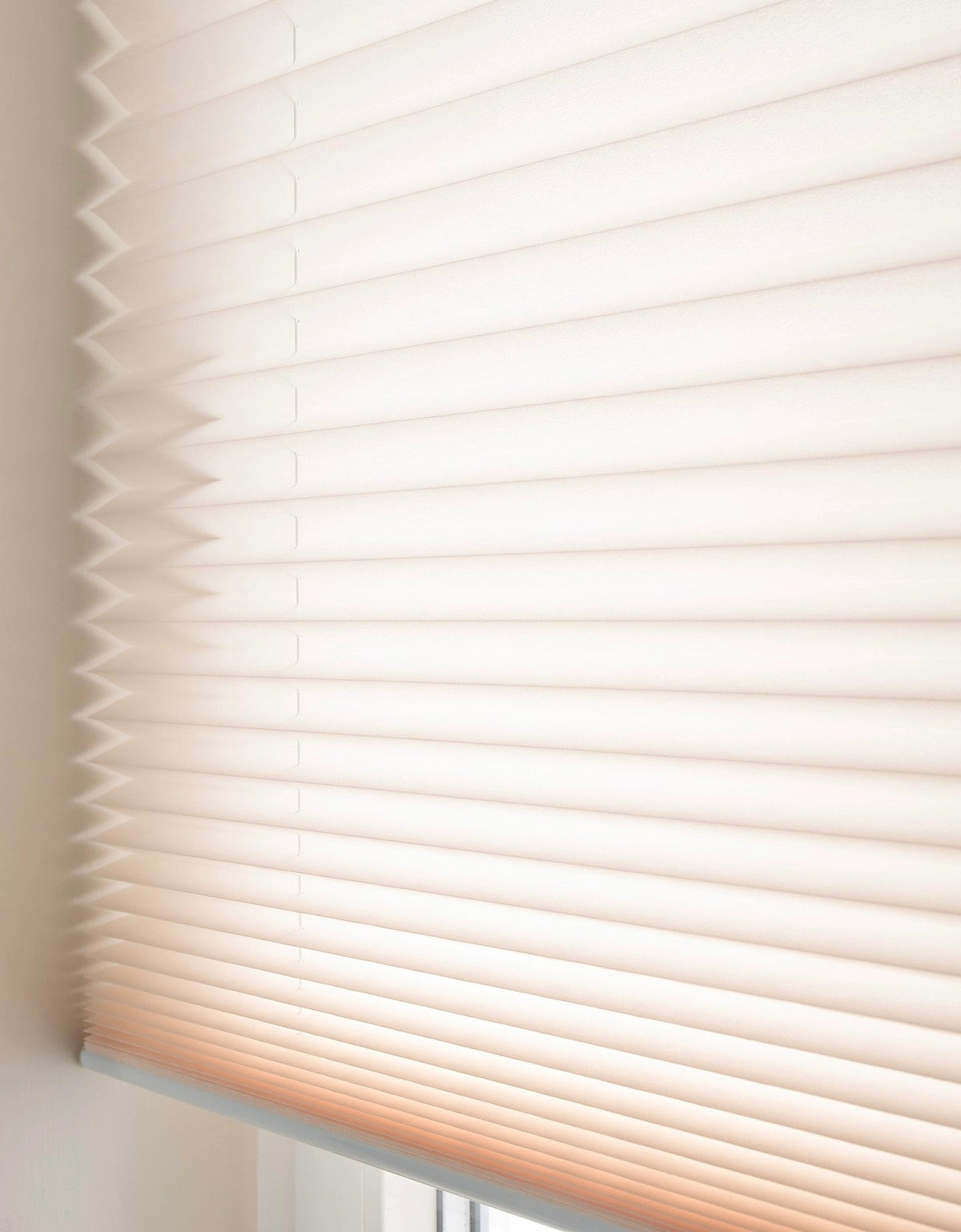 Närbild beige plisségardin Elevate