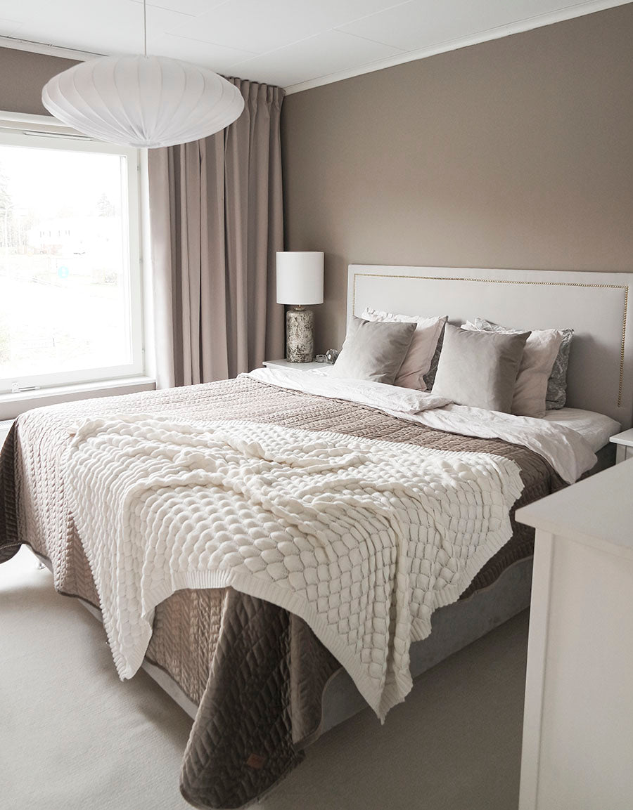 Beiget sovrum med beige mörkläggningssgardin
