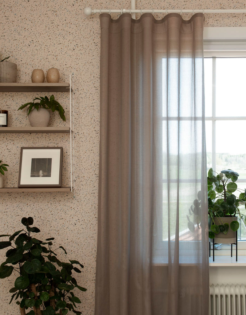 Brun skir gardin på vit gardinstång