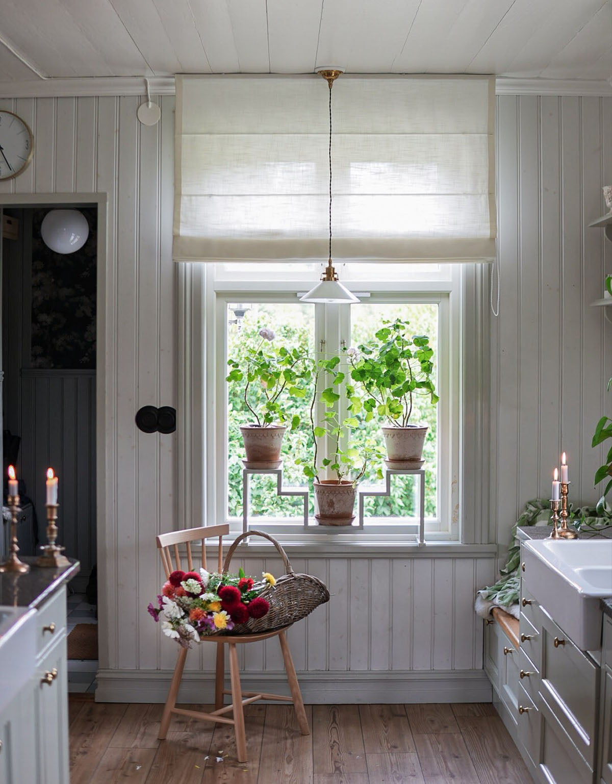 Varmvit hissgardin i köksfönster i lantlig stil