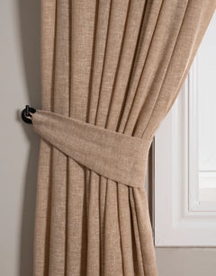 Beige gardin med matchande gardinomtag
