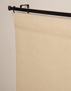 Närbild av beige panelgardin med struktur