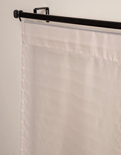 Närbild på beige transparent panelgardin