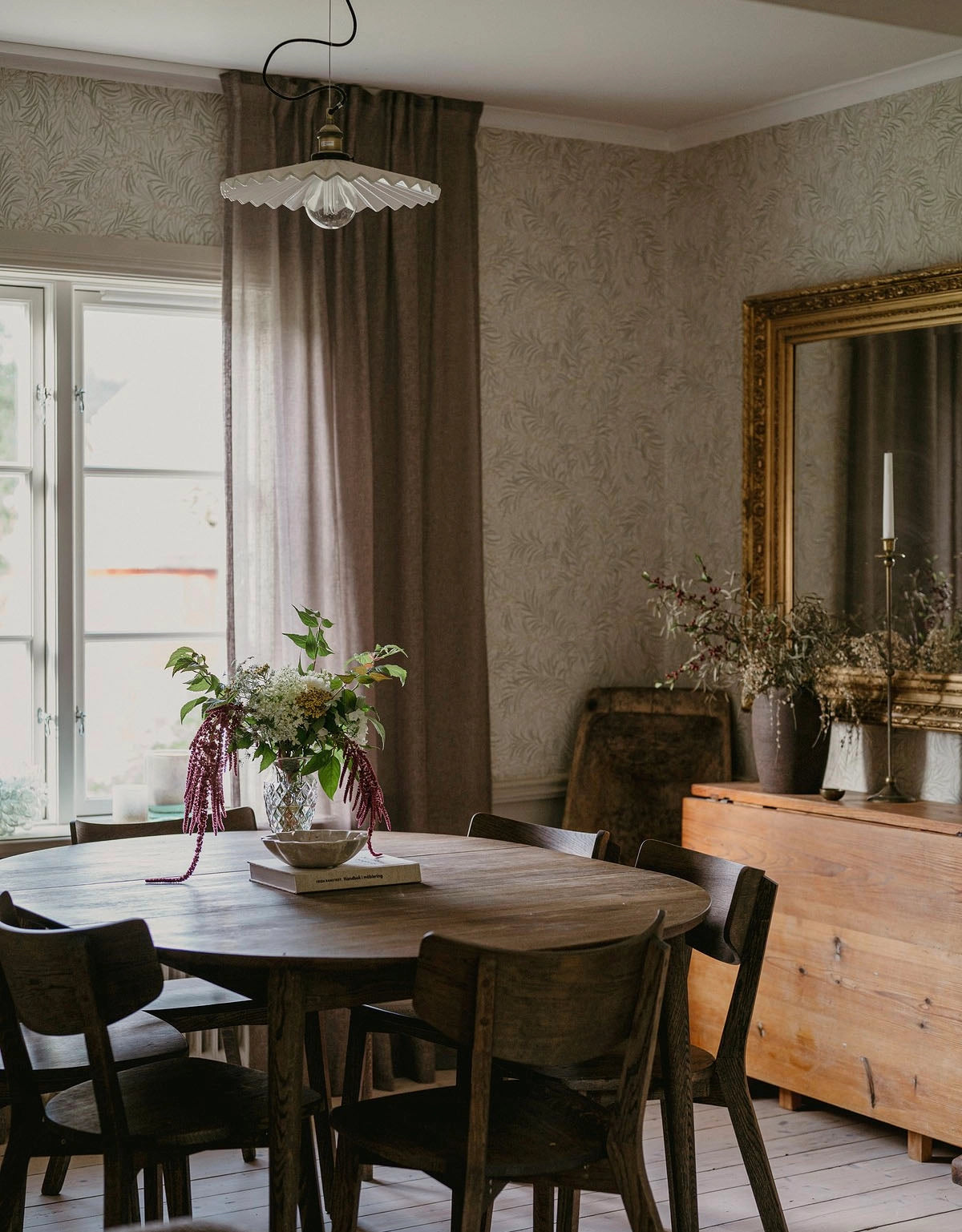 Brun gardin i lantligt och rustikt matrum