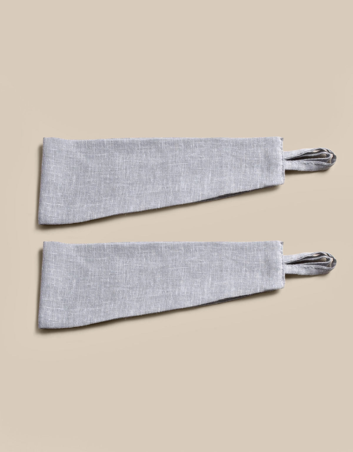 Gardinomtag i ljusgrå textil