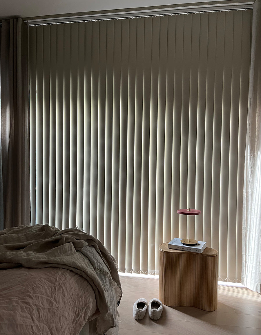 Beige mörkläggande lamellgardin i sovrum