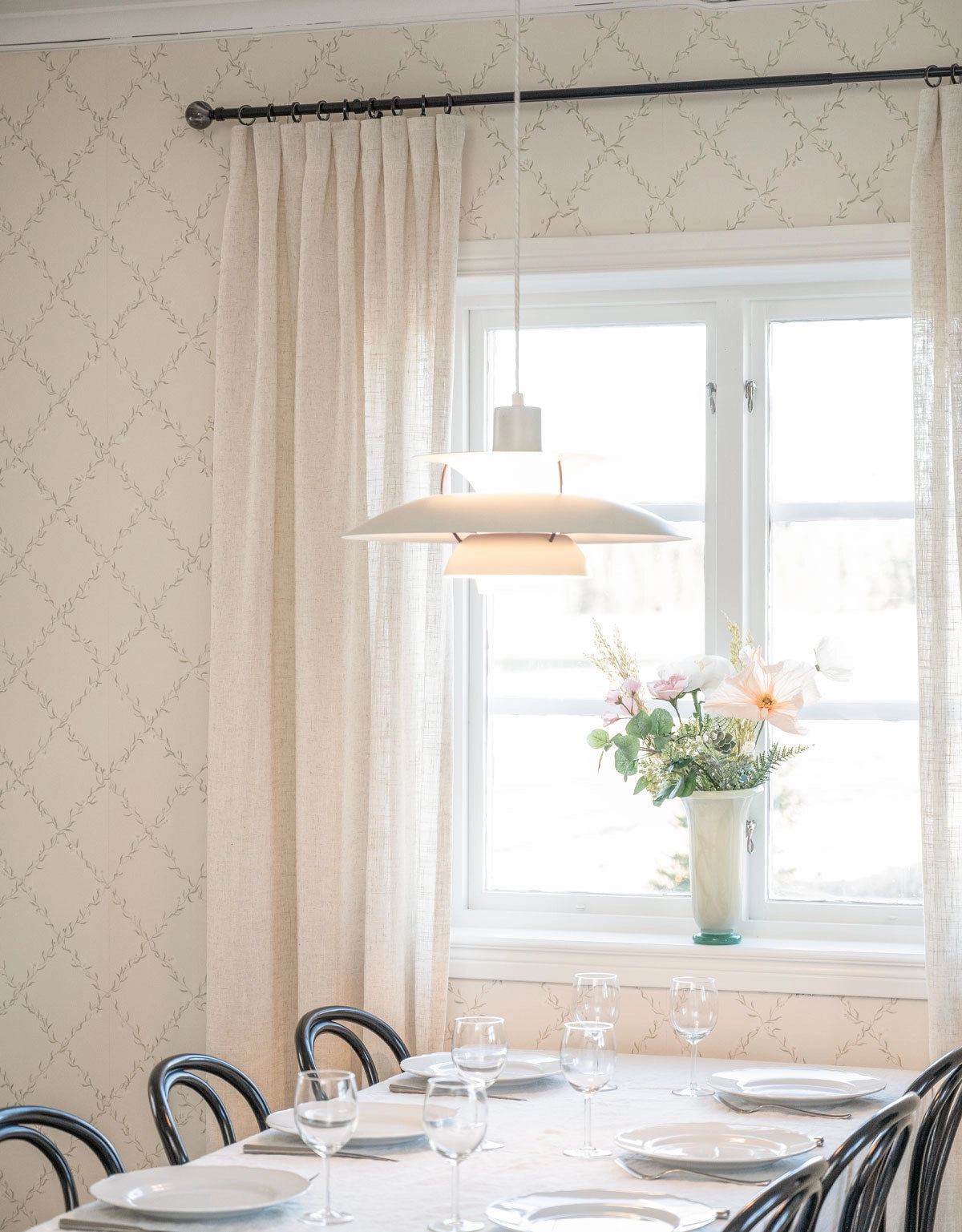 Svart gardinstång med knopp i marmor i kök
