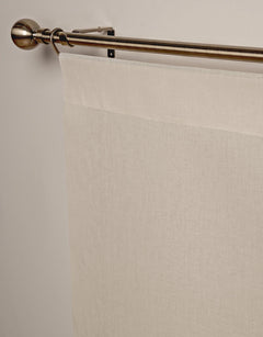 Närbild av grå transparent panelgardin