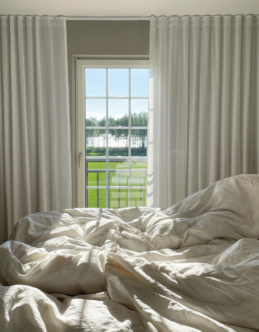 Vita, mörkläggande gardiner i sovrum.